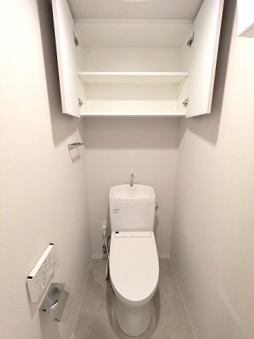 トイレ　温水洗浄便座、ペーパーホルダーの上にスマホストレージ付きです