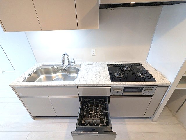 キッチン　14 15Fはプレミアルーム：食器洗浄乾燥機、玄関 キッチン