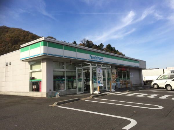 コンビニ　ファミリーマート（コンビニ）まで270m