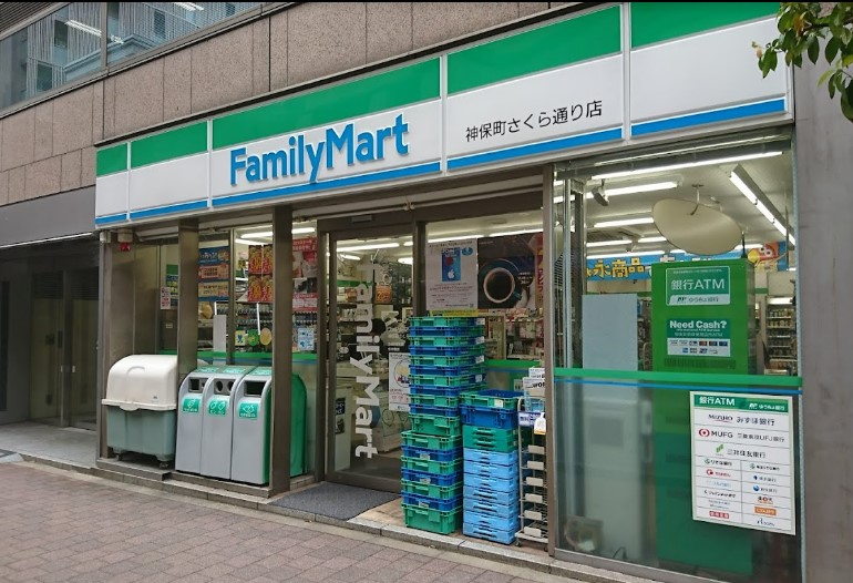 コンビニ　ファミリーマート 神保町さくら通り店（コンビニ）まで149m