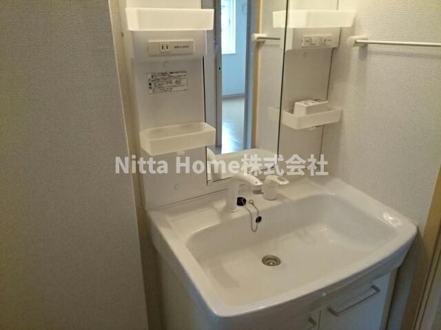 洗面設備　シャワー付き洗面台で毎朝の身支度も快適＊