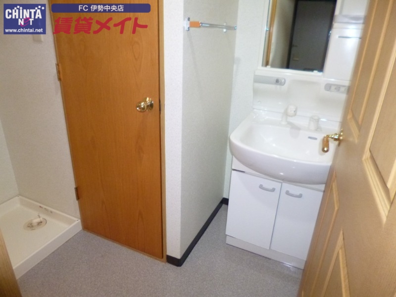 洗面設備　同一物件別部屋の写真です