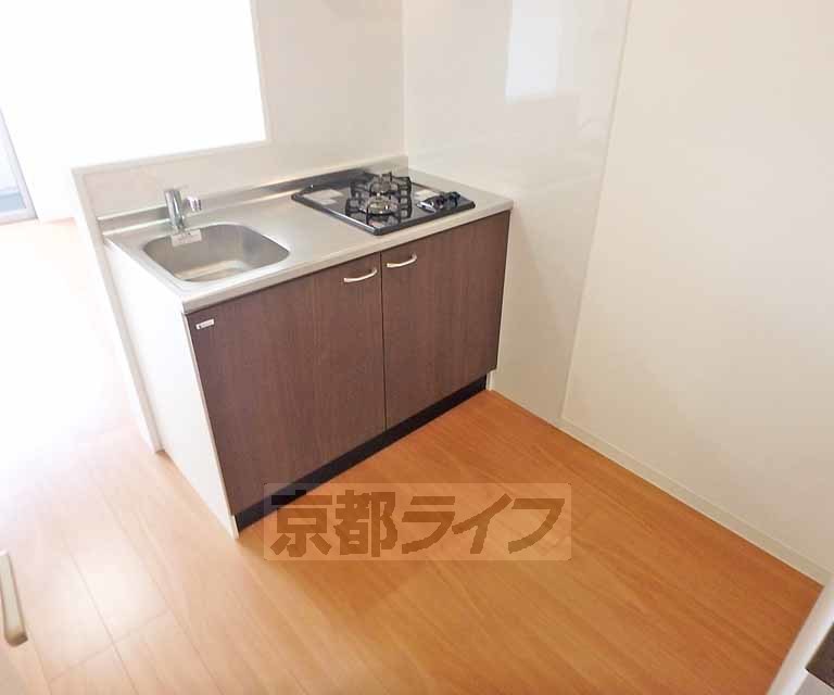 キッチン　壁に向かわず炊事ができます