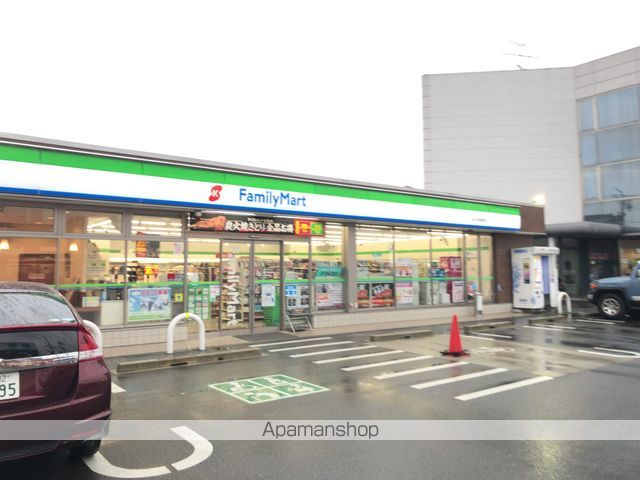 コンビニ　ファミリーマート（コンビニ）まで140m