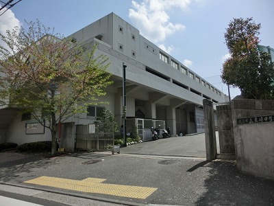 中学校　横浜市立岩崎中学校（中学校）まで109m
