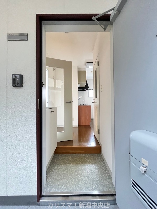 玄関　※別部屋参考写真