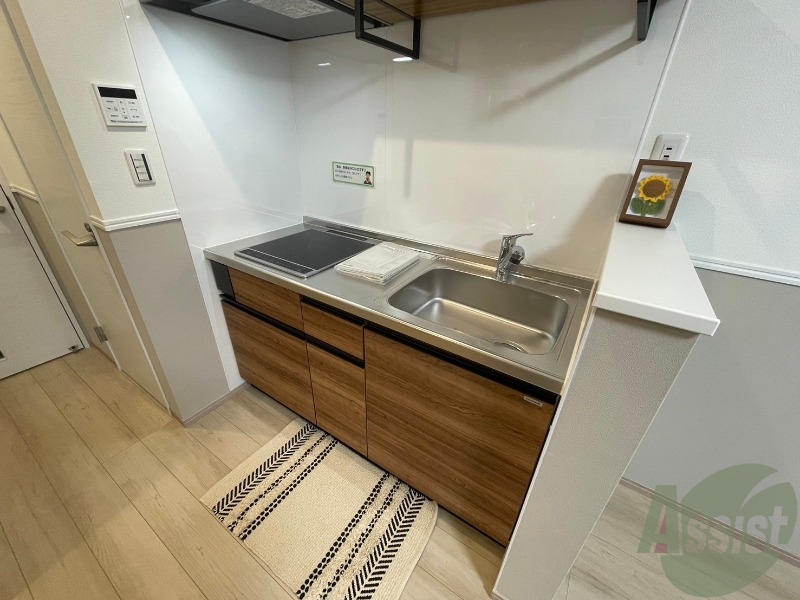 キッチン　こちらは２口のＩＨコンロです。スペースも牛分なしですね。