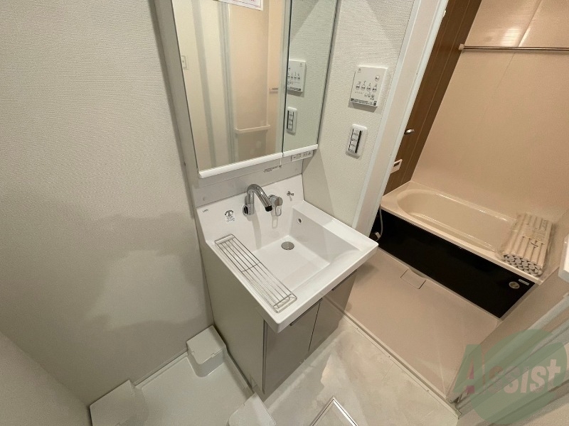 洗面設備　洗面台は独立洗面台です。毎日の身支度が楽しくなりますね。