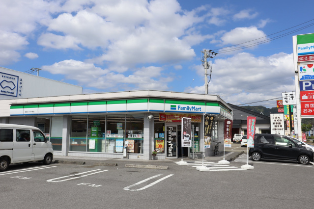 コンビニ　ファミリーマート高知インター南店（コンビニ）まで255m