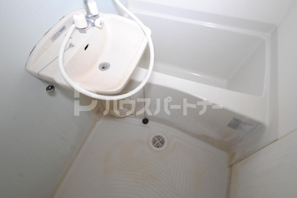 バス・シャワールーム　リフォーム中のお写真です。