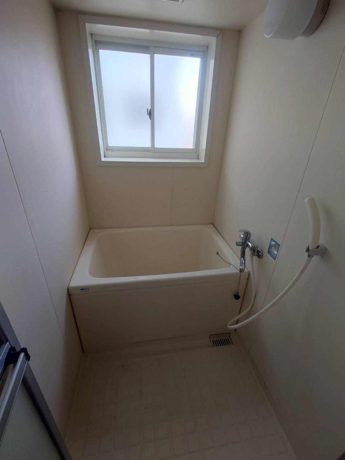 バス・シャワールーム　シャワー、窓有