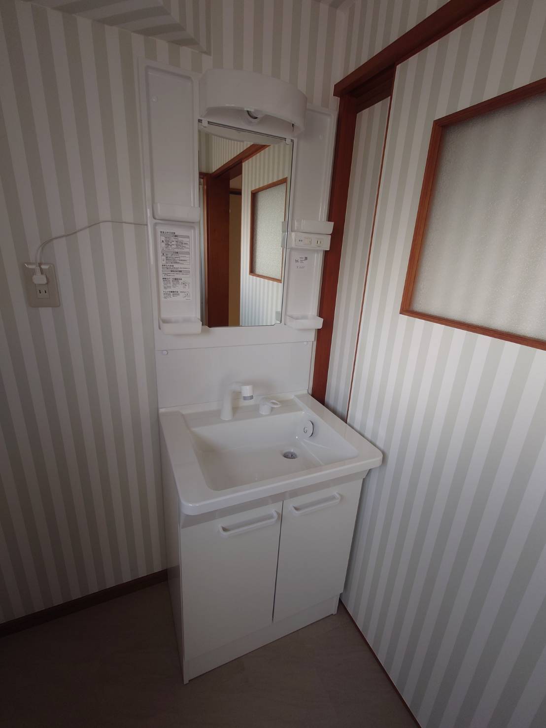 洗面設備　シャワー付き洗面化粧台、室内洗濯機置場