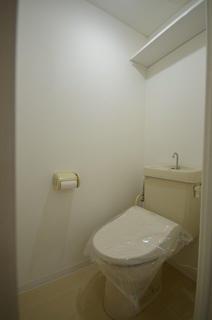 トイレ　別号室の写真です。