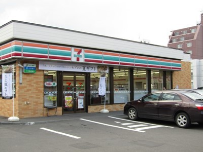コンビニ　セブンイレブン（コンビニ）まで908m