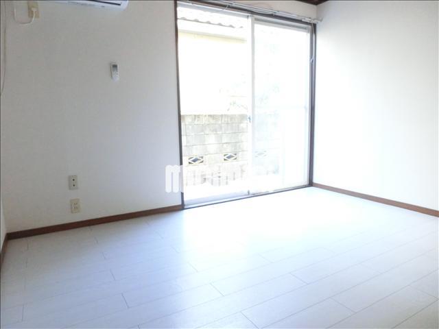 居室・リビング　白い床がきれいな明るいお部屋です！