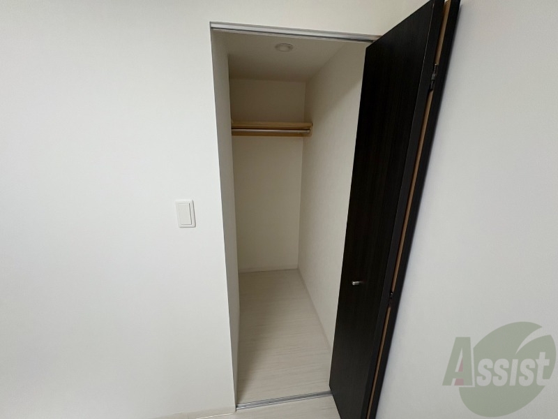 収納　こちらの収納にはハンガーをかけて服もしまえますね。