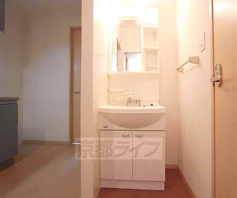 洗面設備　シャンプードレッサ付きの独立洗面台です。