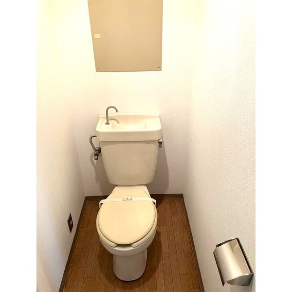 トイレ　シンプルで掃除のしやすいトイレです♪