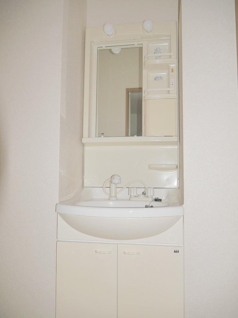 洗面設備　嬉しい独立洗面台。洗髪も楽々♪