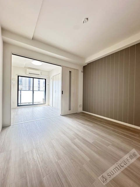 居室・リビング　アクセントクロスがお洒落な内装♪