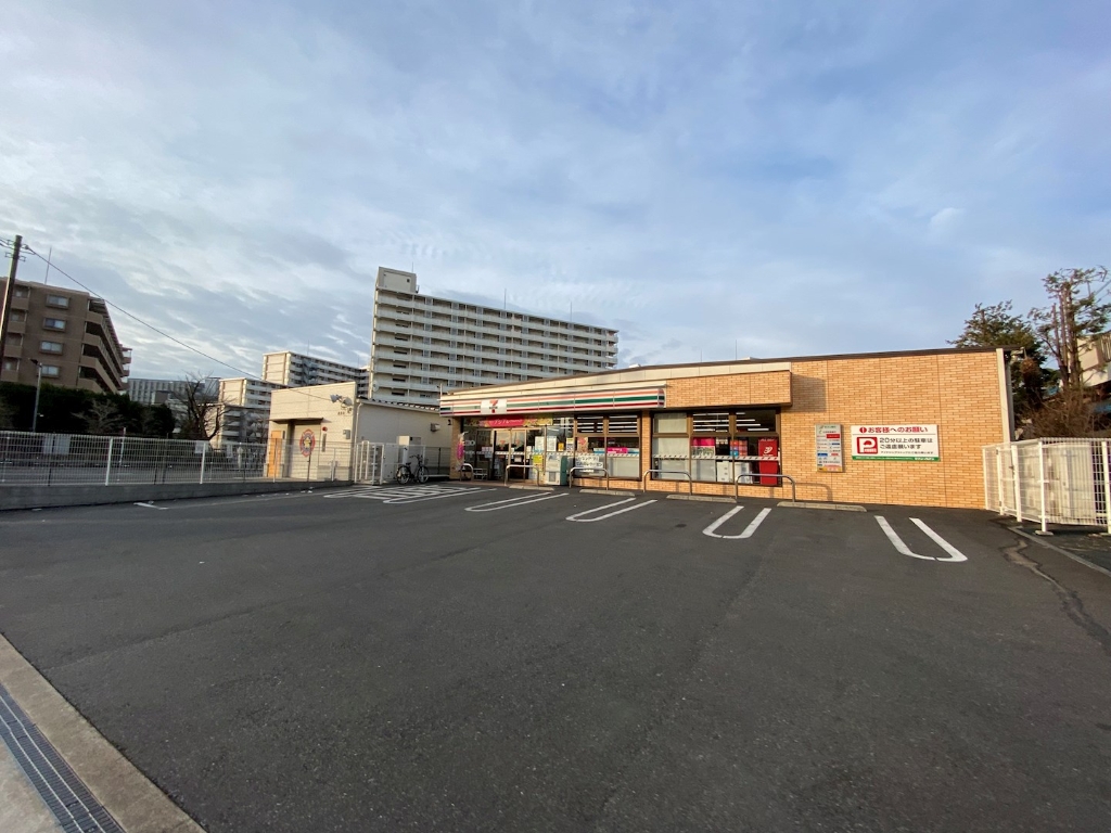 コンビニ　セブンイレブン にいじゅく店（コンビニ）まで887m