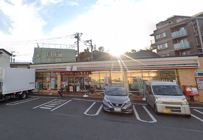コンビニ　セブンイレブン（コンビニ）まで494m
