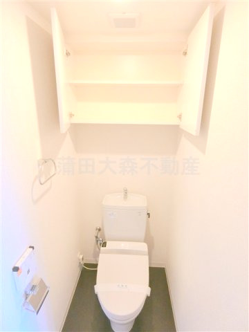 トイレ　棚収納と温水暖房便座付きトイレ