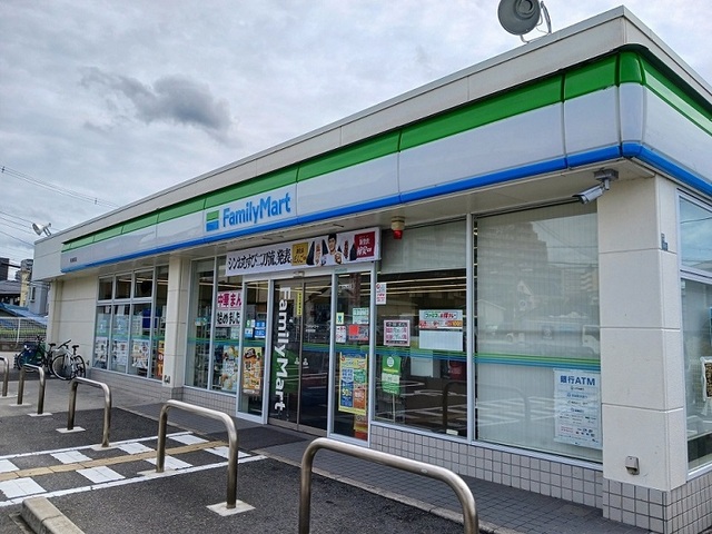 コンビニ　ファミリーマート様（コンビニ）まで460m