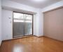 居室・リビング　天井も高いお部屋です。