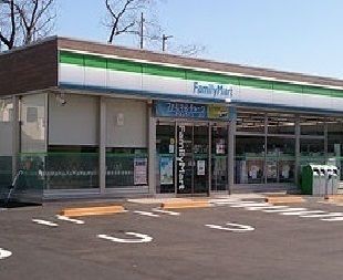 コンビニ　ファミリーマート（コンビニ）まで850m
