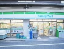 コンビニ　ファミリーマート（コンビニ）まで137m