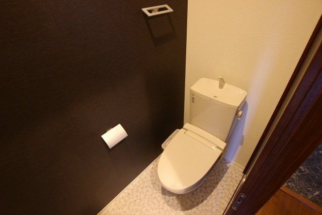 トイレ　温水洗浄便座付のトイレです。