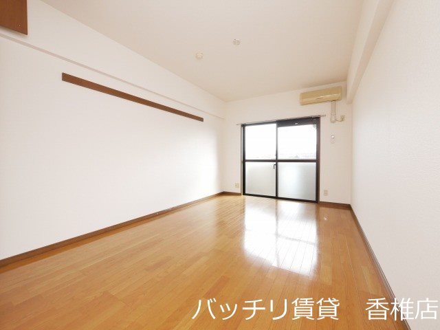 居室・リビング　別部屋写真の為現状を優先致します。