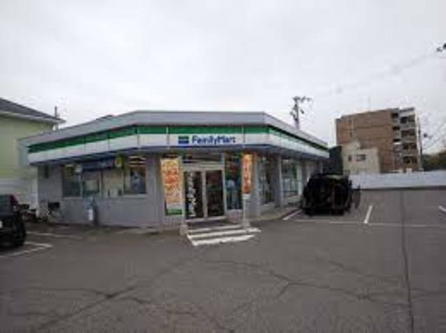 コンビニ　ファミリーマート明石魚住店（コンビニ）まで832m