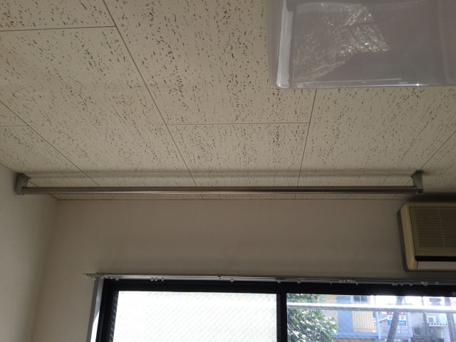 その他設備　室内天井バーです。洗濯物を干すことができます。