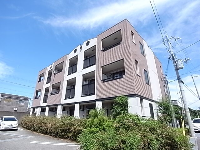 川西市東久代のマンションの建物外観