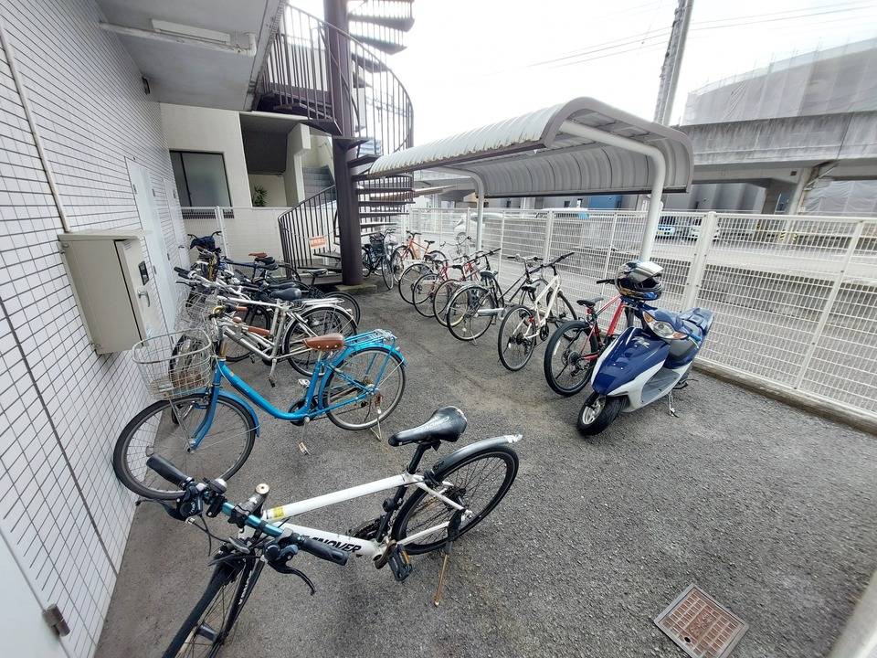 【松山市萱町のマンションの駐車場】