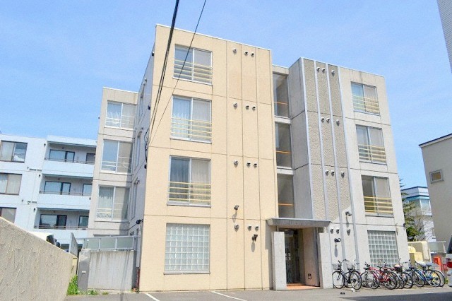 札幌市中央区南十五条西のマンションの建物外観