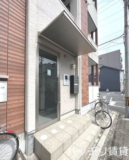 【名古屋市中村区若宮町のアパートのエントランス】