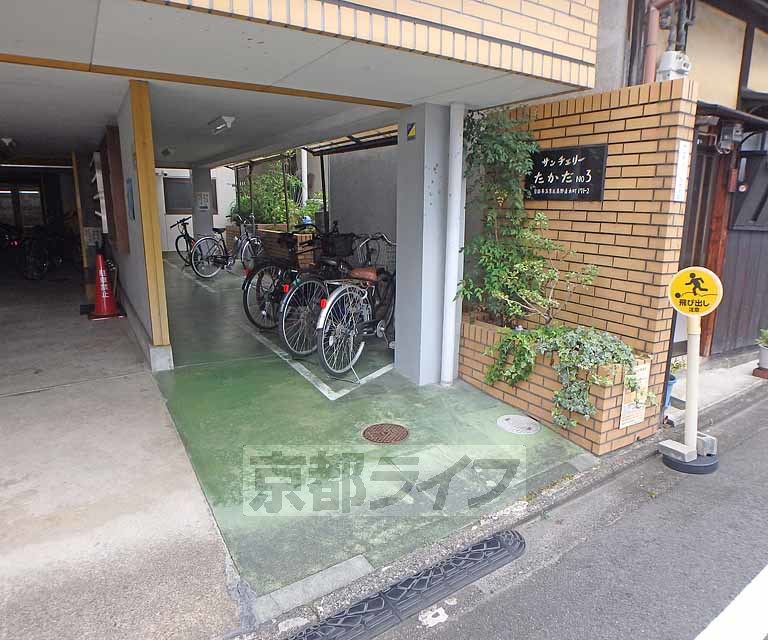 【京都市左京区高野清水町のマンションのエントランス】