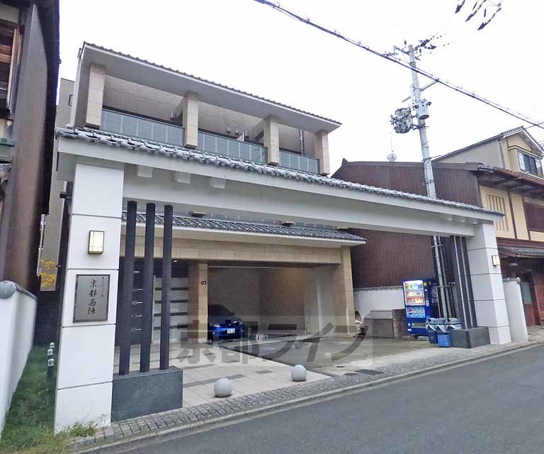 京都市上京区寺今町のマンションの建物外観