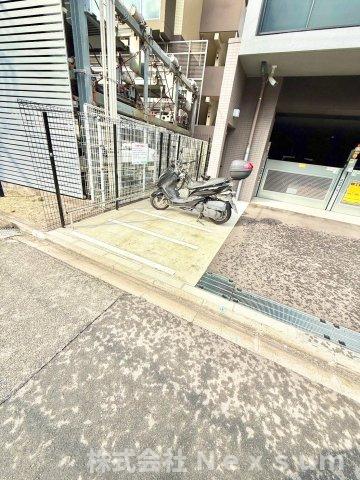 その他共有部分　車をお持ちの方に嬉しい駐車場付きの物件です