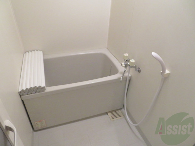 バス・シャワールーム　バスルームは狭すぎず、シャワーも浴びやすそうです。