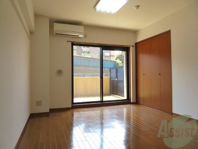 居室・リビング　リビングは、広々していて陽当たりもよさそうですね。