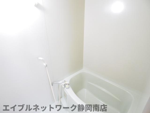 バス・シャワールーム　落ち着いた空間のお風呂です