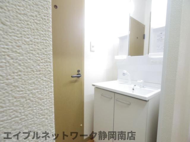 洗面設備　ゆったりとスペースのある洗面所