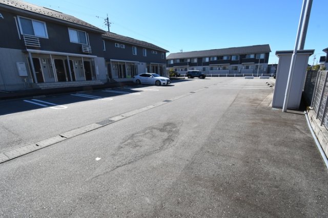 駐車場　駐車場があるので、車を買う予定の方も安心です