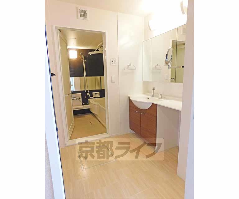 洗面設備　脱衣所もゆったり広々・