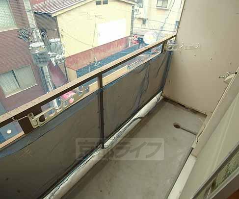 バルコニー　バルコニ広々。１Ｆは飲食店です