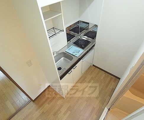 キッチン　ビルトインコンロ。まな板スペースもあって便利